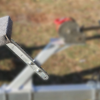 Опора лодки ПВХ (ложемент) в сборе с кронштейном (ширина крепления 30 мм)